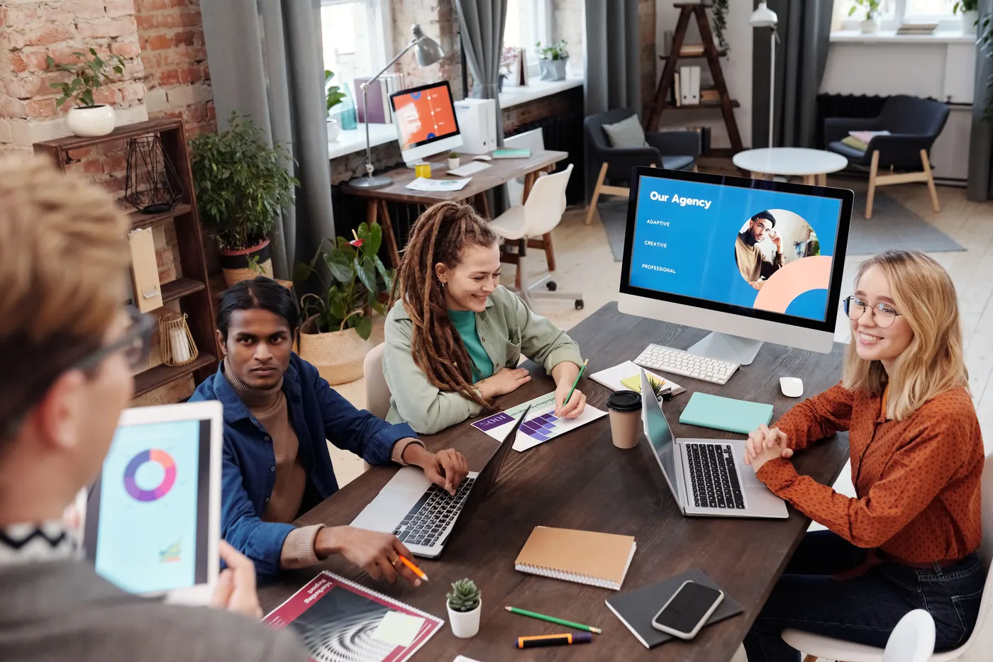 Equipo de VSO en una sesión de consultoría