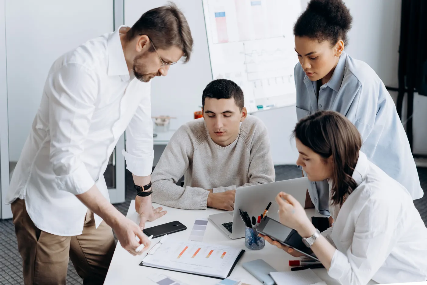 Equipo de VSO implementando una solución tecnológica